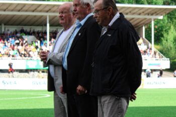 Kuvassa vasemmalta oikealle FC Hakan uudet kunniajäsenet Markku Takaniemi, Olli Nummelin ja Eero Väyrynen