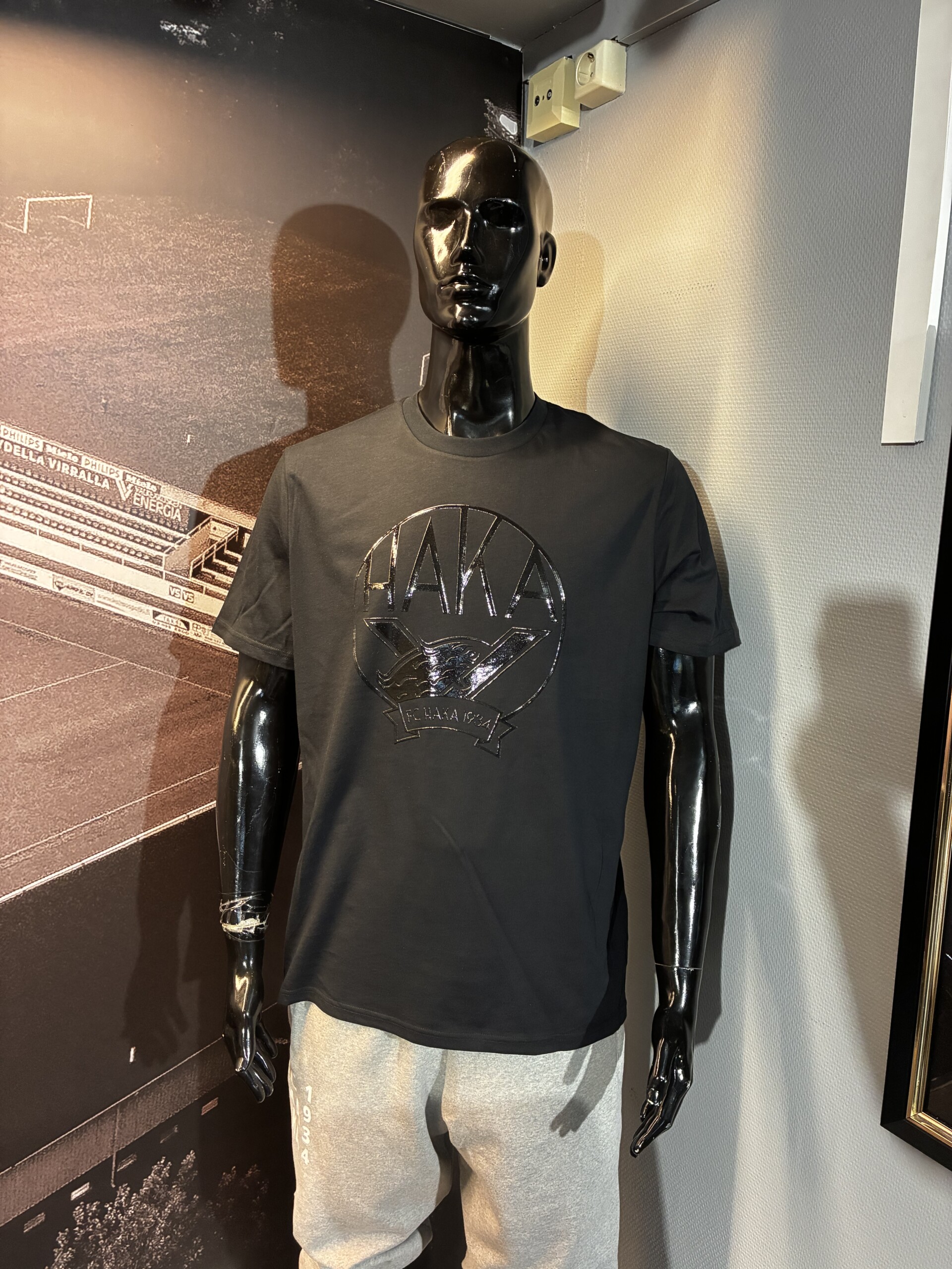 T-paita FC Haka kiiltävällä logolla - Image 2